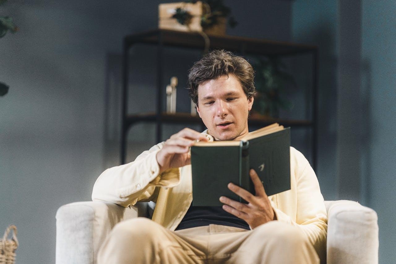 Человек читает книгу в кабинете